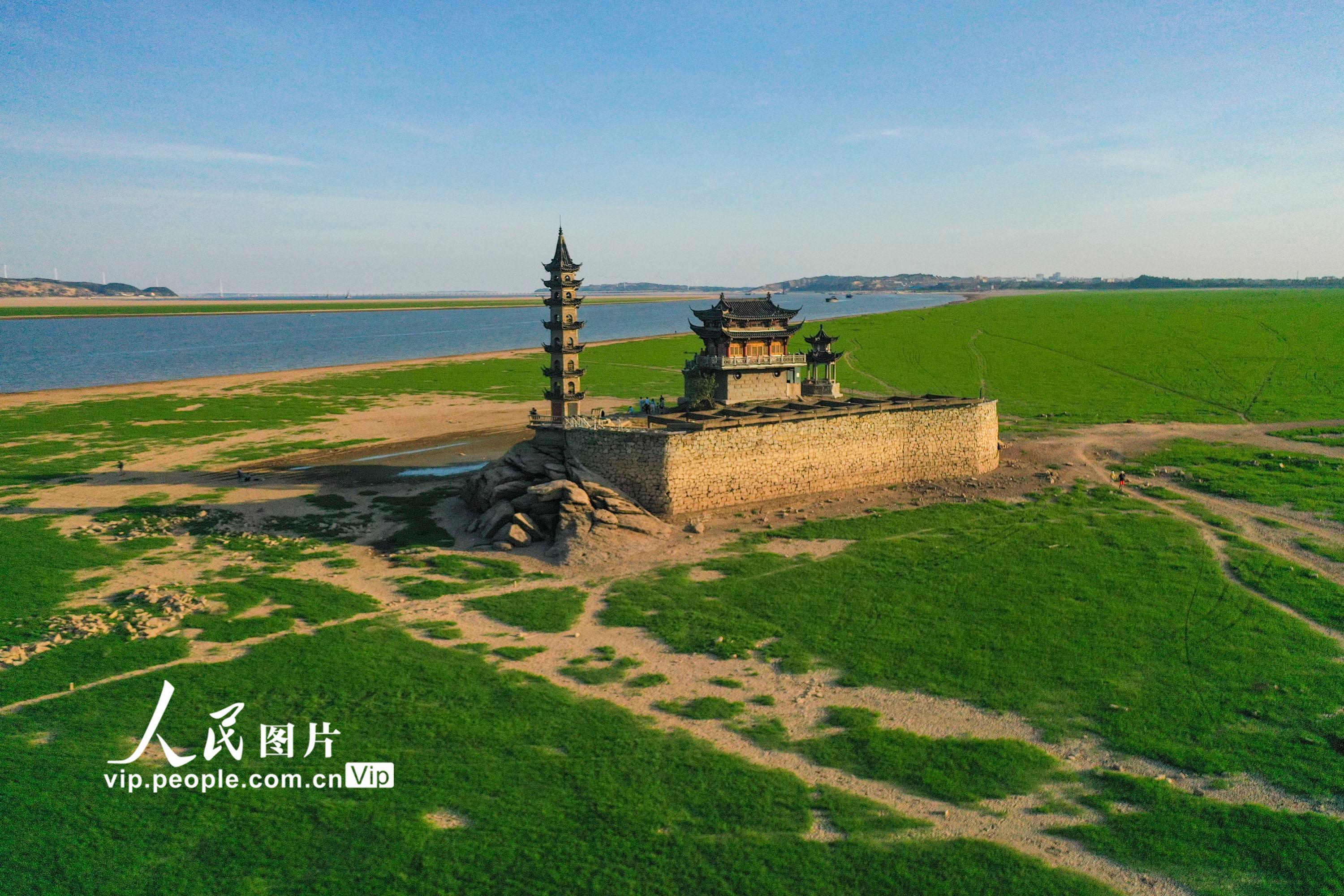 江西庐山:鄱阳湖进入枯水期 落星墩水落石出