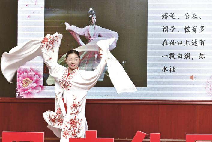 长沙市花鼓戏保护传承中心的戏曲演员表演水袖李杰 摄