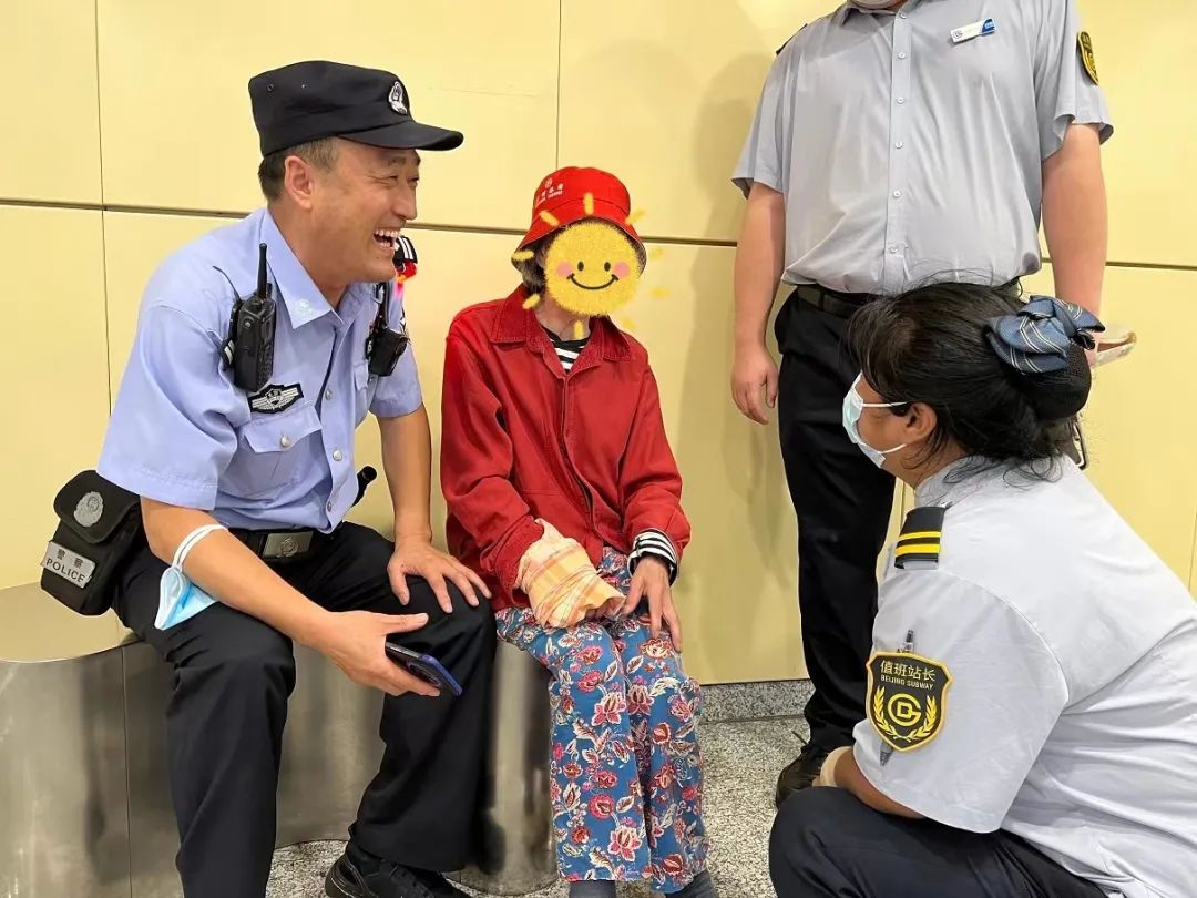在站台,无家人陪伴在地铁金鱼胡同站8月16日16时完全出于警察的本能