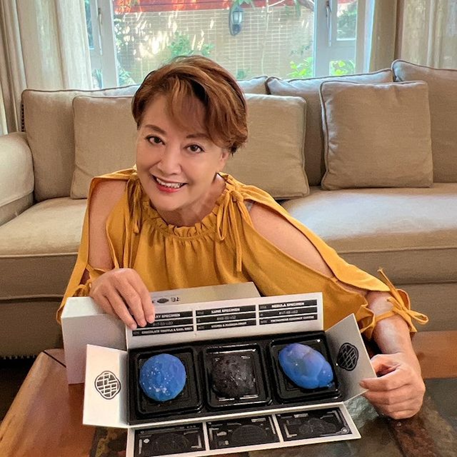 65岁港姐钟慧冰近况!年少时移民美国惨遭歧视,婚后丈夫出轨