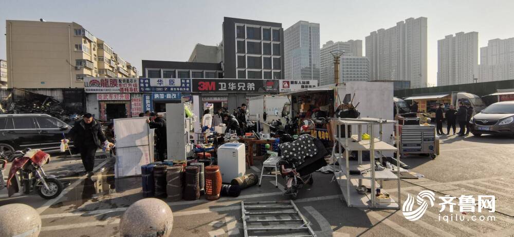 济南槐荫世购广场商铺突发火灾波及附近店铺 现外部明火已扑灭