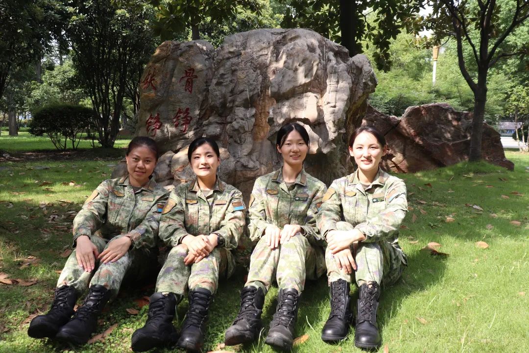 退伍仪仗女兵张学伟图片