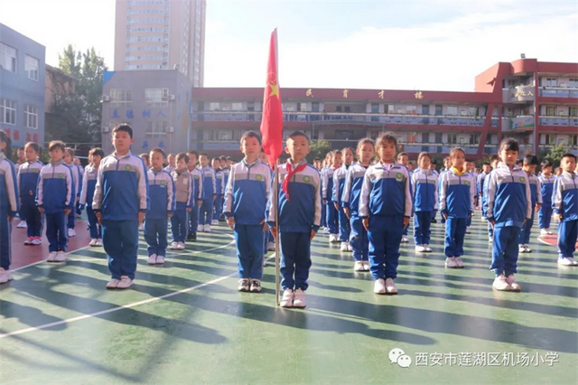 西安市莲湖区机场小学举办2022年二年级入队仪式