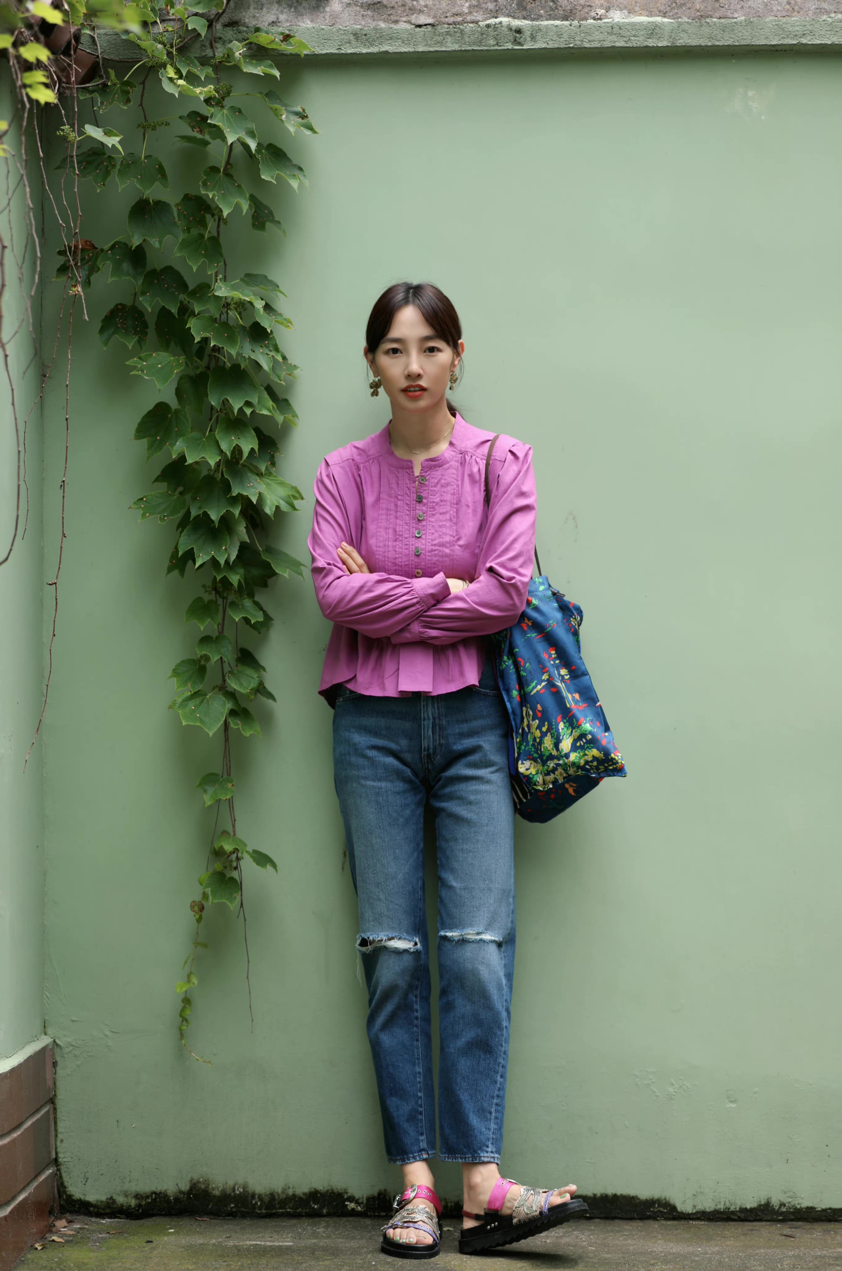 白百何真的减龄,紫色衬衫搭配牛仔裤,38岁像28岁的人一样