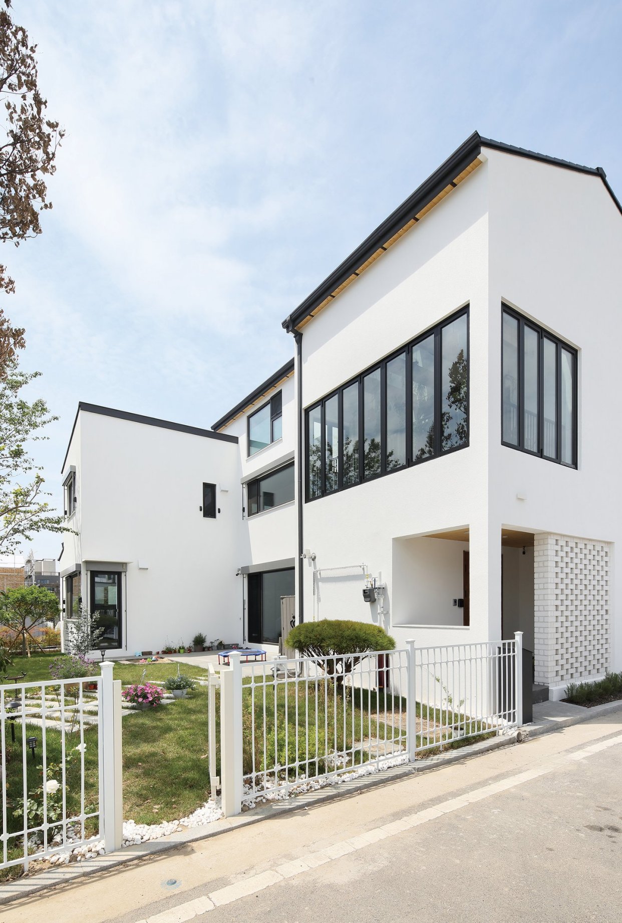 这对韩国夫妻买下500㎡别墅,拒绝豪华装修,效果清爽怡人,真高级