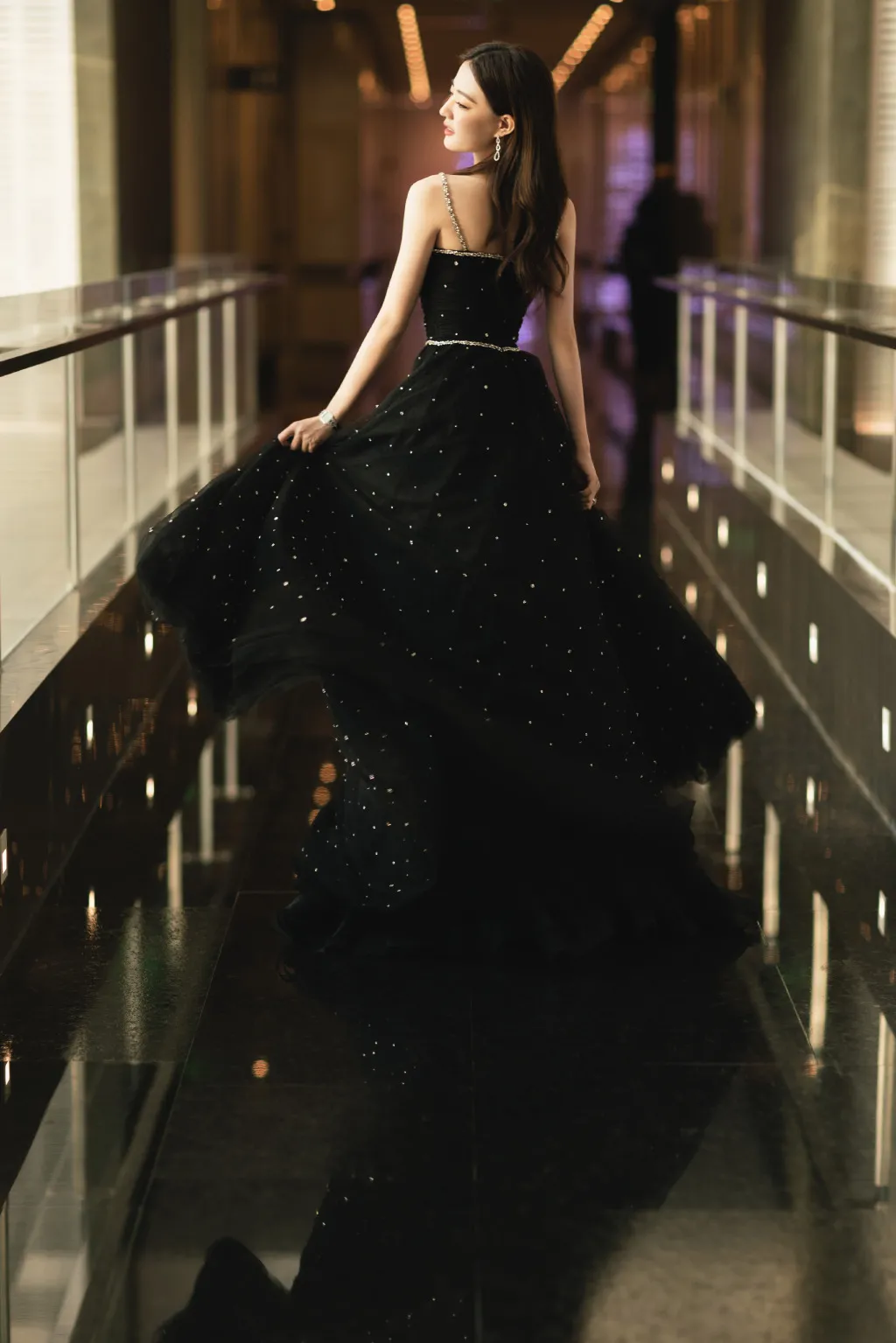 徐璐,一袭星点黑色吊带长裙,搭配温柔长发,尽显温柔甜美气息