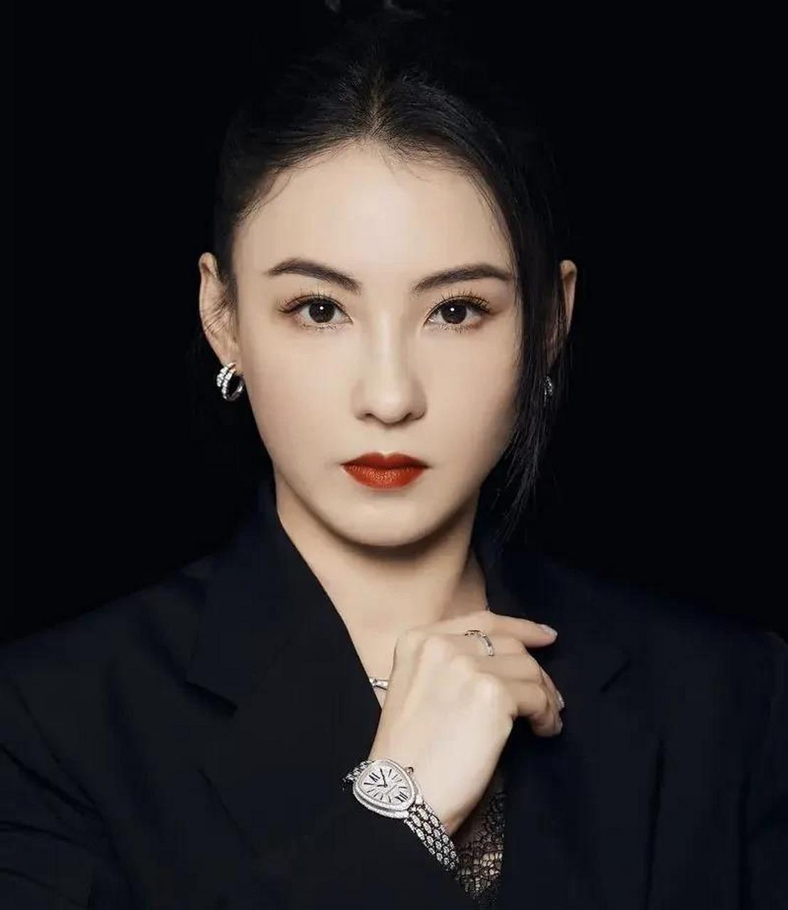 5月17日,张柏芝首次将从未露面的三胎儿子的正脸给晒出来,网友大呼