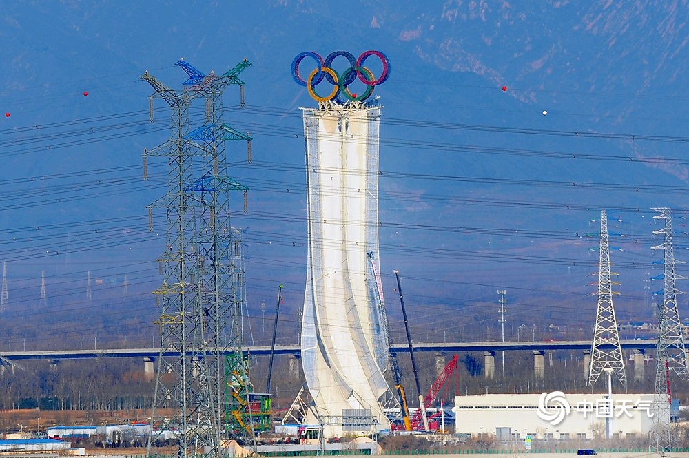 北京蓝天下 多角度直击冬奥新地标"海陀塔"
