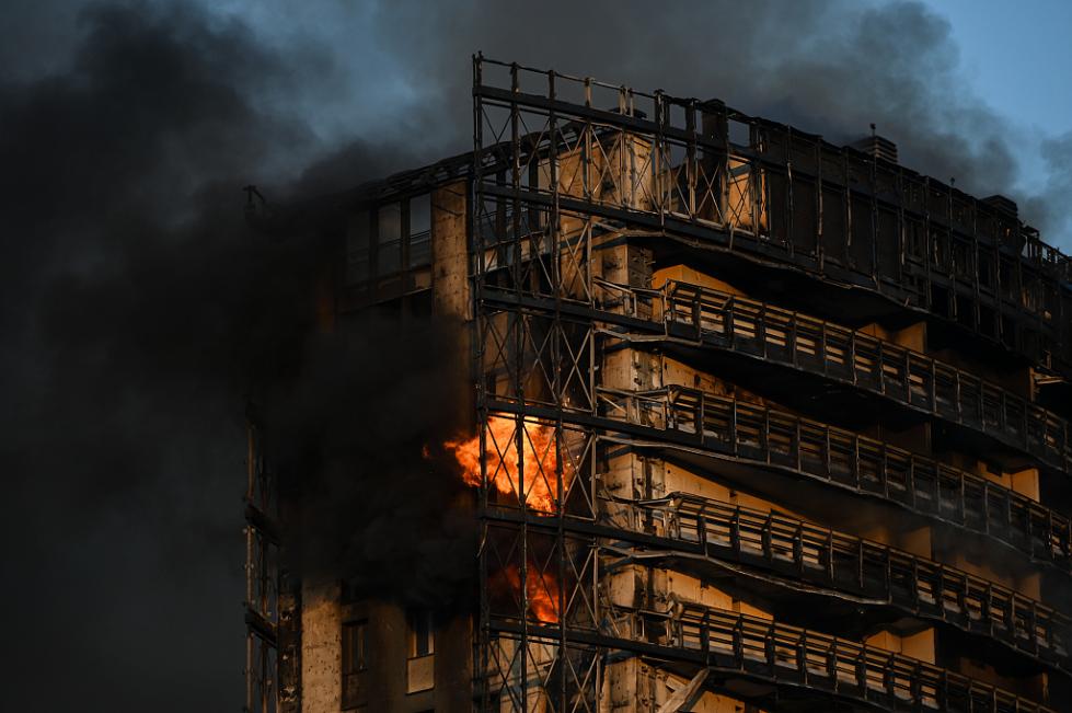 意大利米兰市郊一高层建筑突发大火 伤亡情况不明