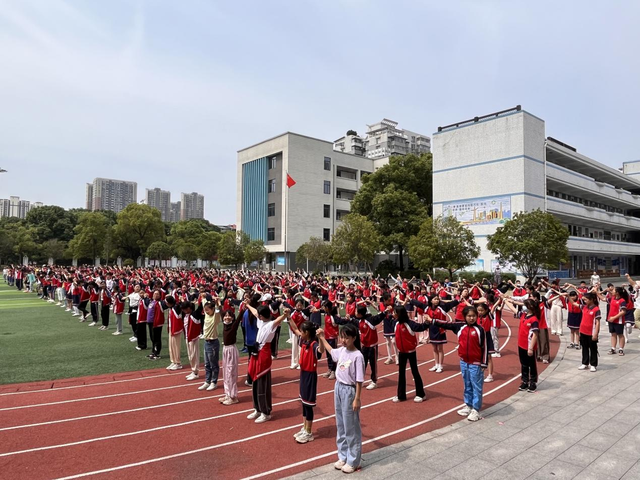 心有暖阳,自信成长——开福区四方坪小学心理趣味运动之"蜈蚣"翻身