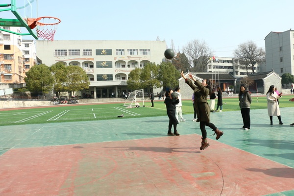 南漳县第二中学:趣味活动庆三八