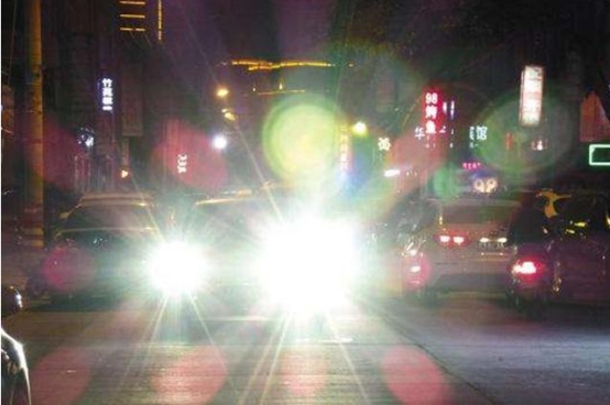 山东男车主遭远光灯晃眼,撞飞前方路人,绝望的是:死者是他家人