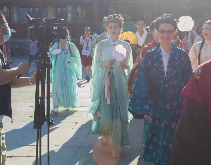 「"金"枢纽·戏精」我在横店当群演:歪果仁演古装戏,扮相如何?