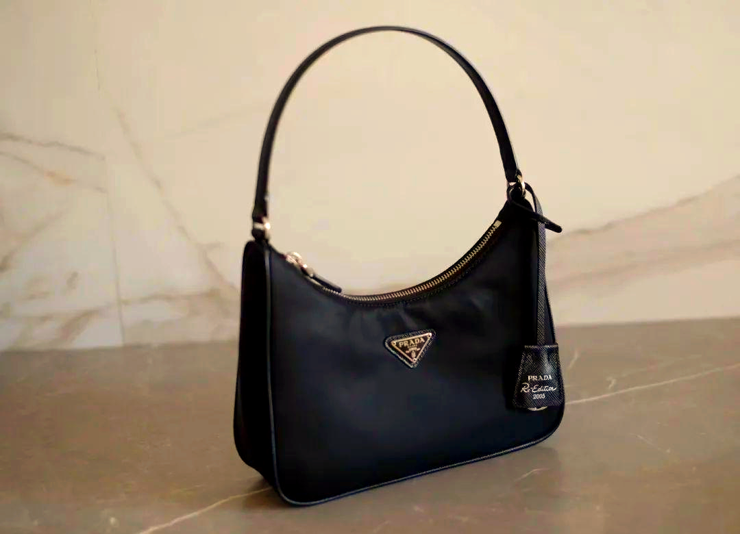 普拉达 prada hobo 腋下包:实用百搭的经典入门款