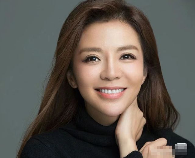 丧母后朱迅近况惹人忧!脸僵凹陷笑起来费力,眉毛稀疏撞脸蔡明