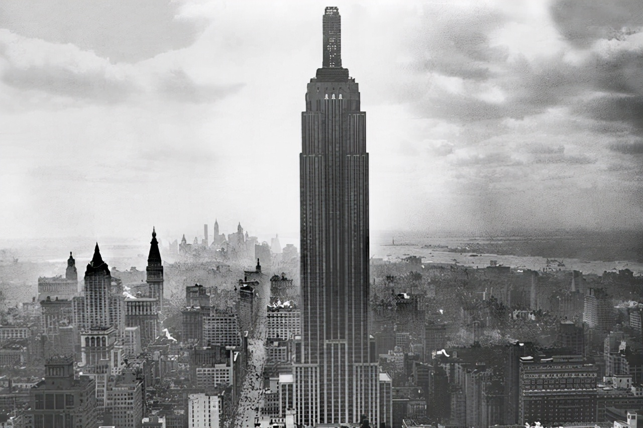 1945年7月28日,一架b-25轰炸机撞向纽约帝国大厦,造成14人死亡