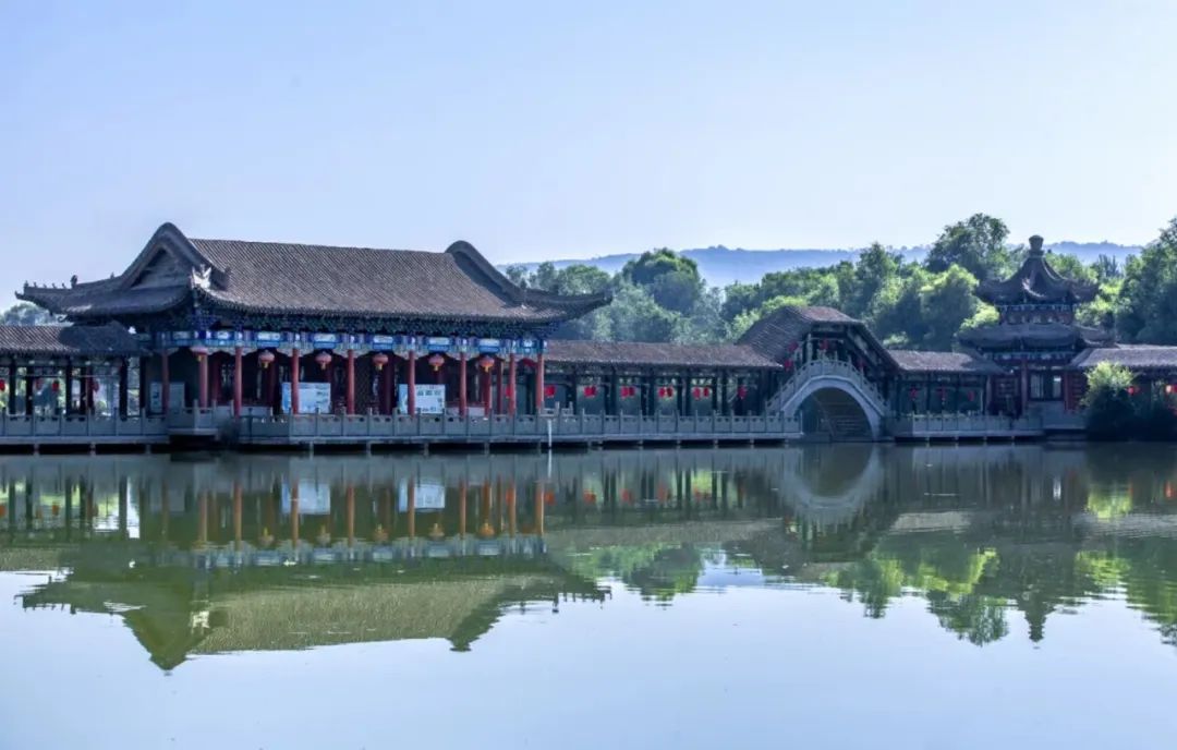 中诗意悠然有以小见大的精致意味亭台水榭,弯弯拱桥景区依湖而建临洮
