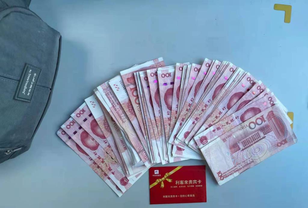 这名保洁员好样的!捡到万余元现金不动心