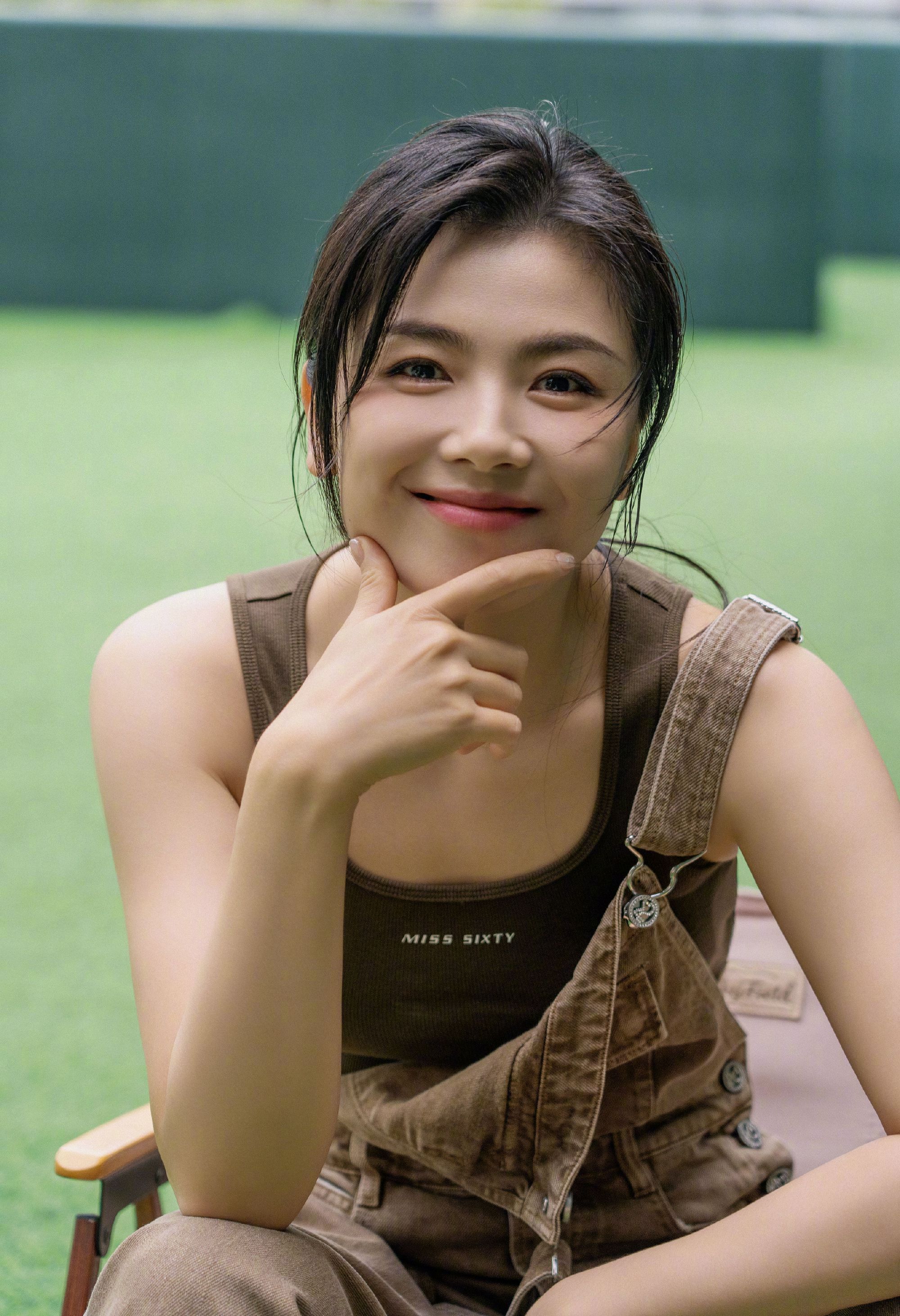 刘涛吊带背心干练十足写真