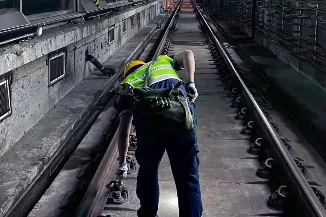 地铁人的一天|线路检修工:冲锋在前的"钢轨卫士"