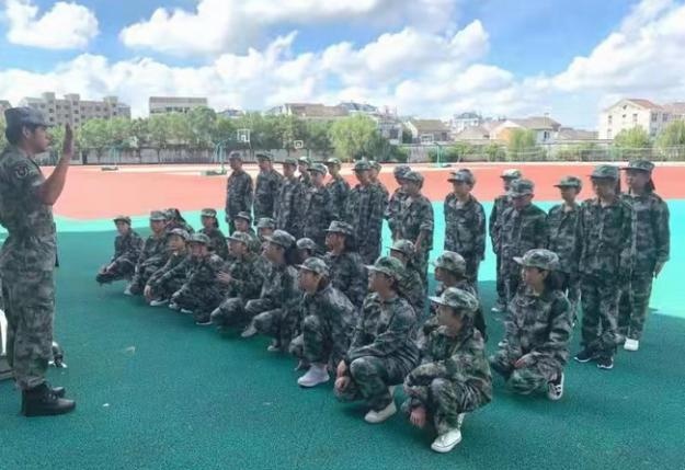 新起点 新征程——鳌江四中西塘校区开展国防教育及校园文化教育