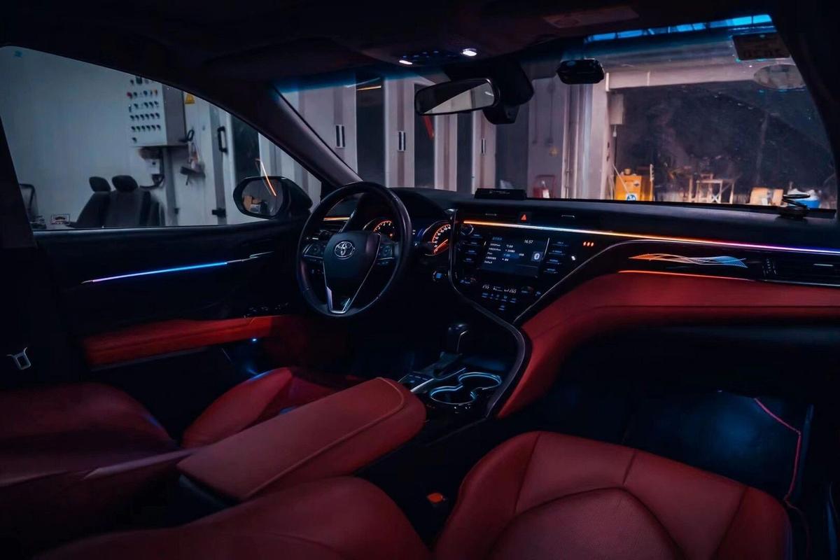 21款凯美瑞配备了氛围灯吗?