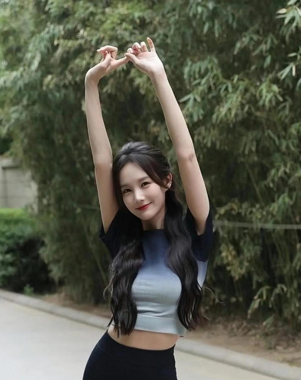 李一桐和袁姗姗紧身裤谁更美#李一桐# #袁姗姗# #明星# #好身材性感