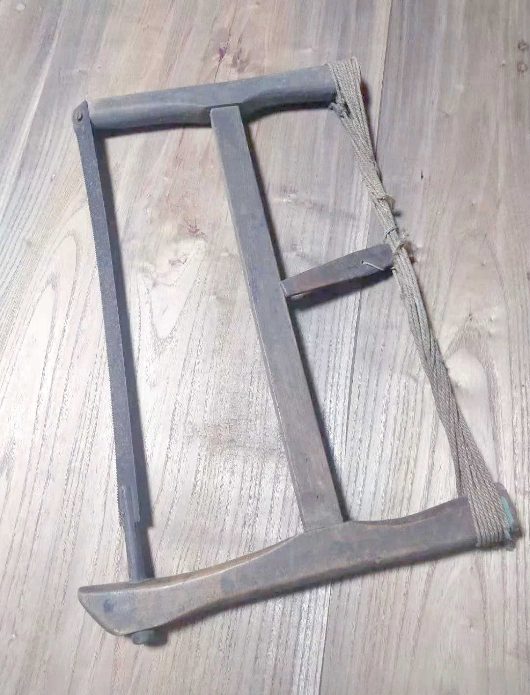 它被广泛应用于木材的横向切断及纵向分解,而手动锯更是其中的佼佼者