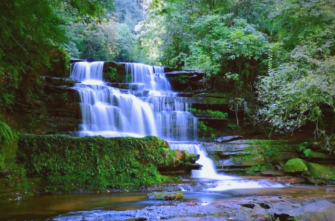 玉屏山秋日风光,金黄,火红与纯蓝交织,美不胜收!