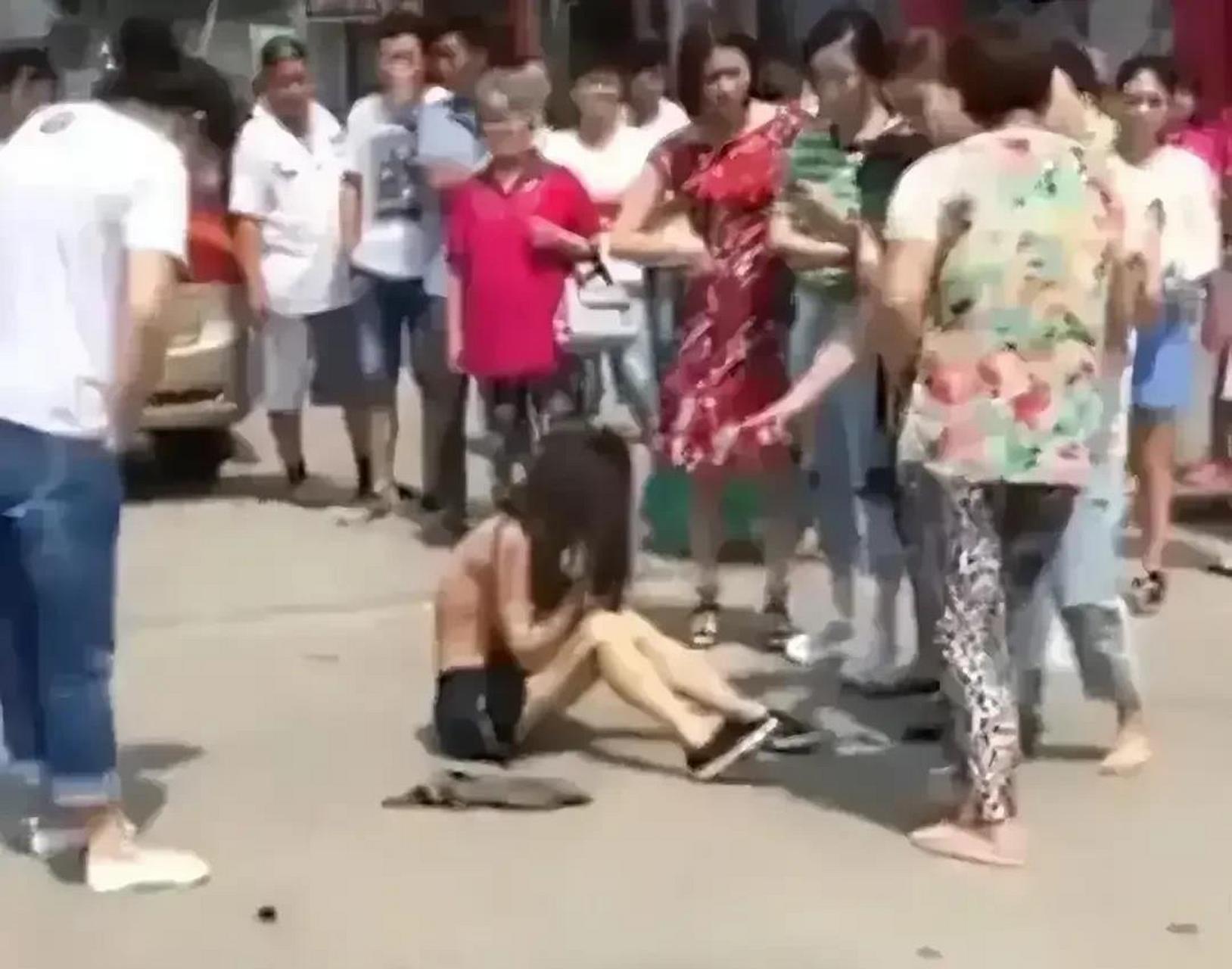 当今社会,原配怒打小三的事件屡见不鲜,十个男人九个出轨,有钱的壳