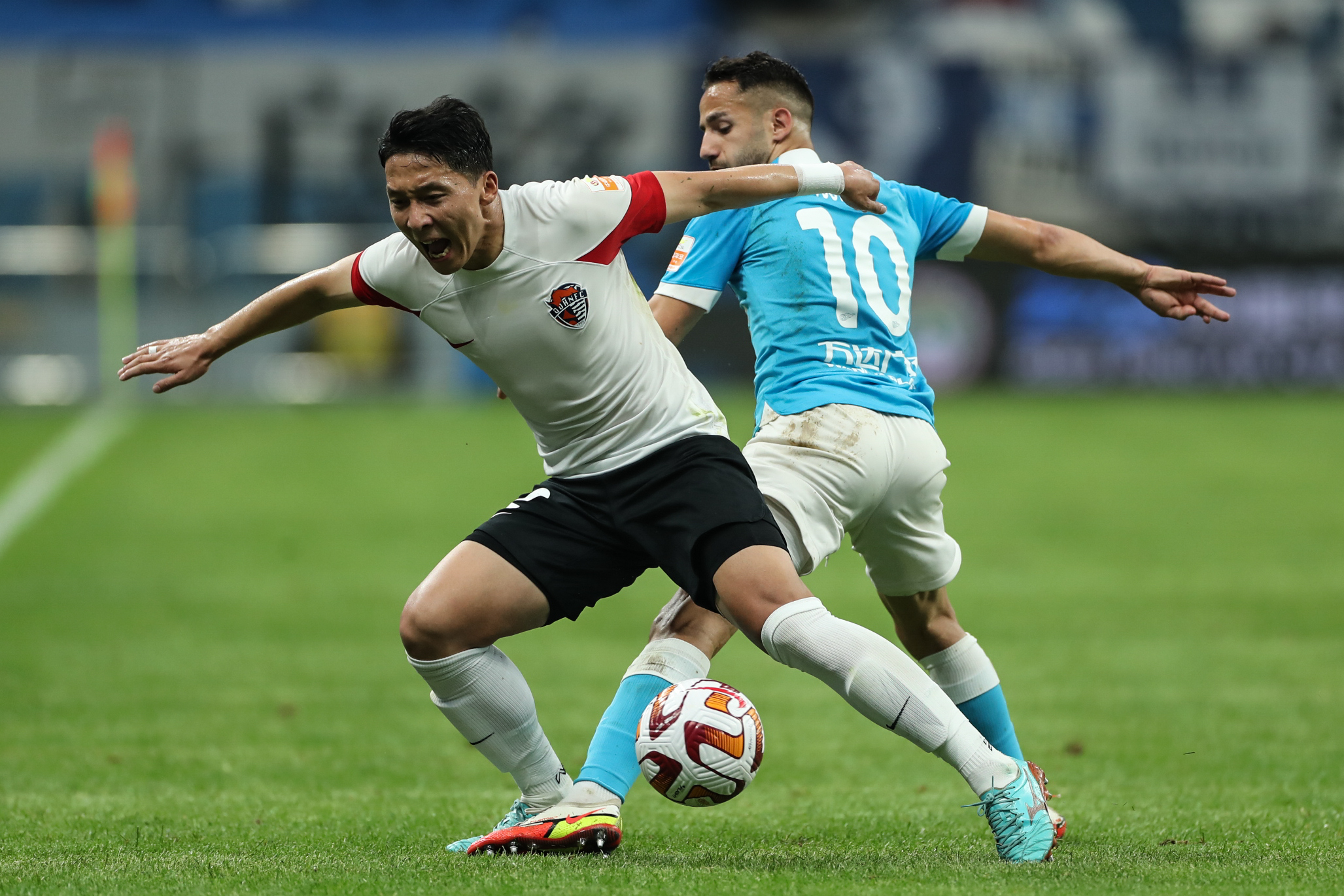 足球——中超:大连人对阵青岛海牛