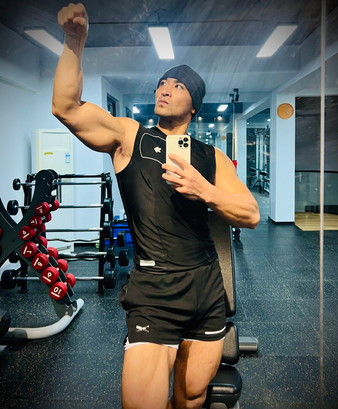 身高180cm,体重80kg,训练之后的状态似18,肌肉爷们生猛彪悍!