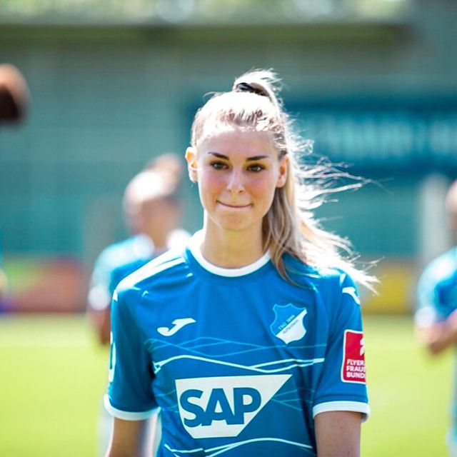 女足颜霸!20岁德国边锋布兰德,金发高马尾&360°无死角