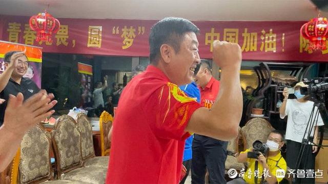 青岛乒乓健将陈梦奥运夺金 父亲大喊:"给力!