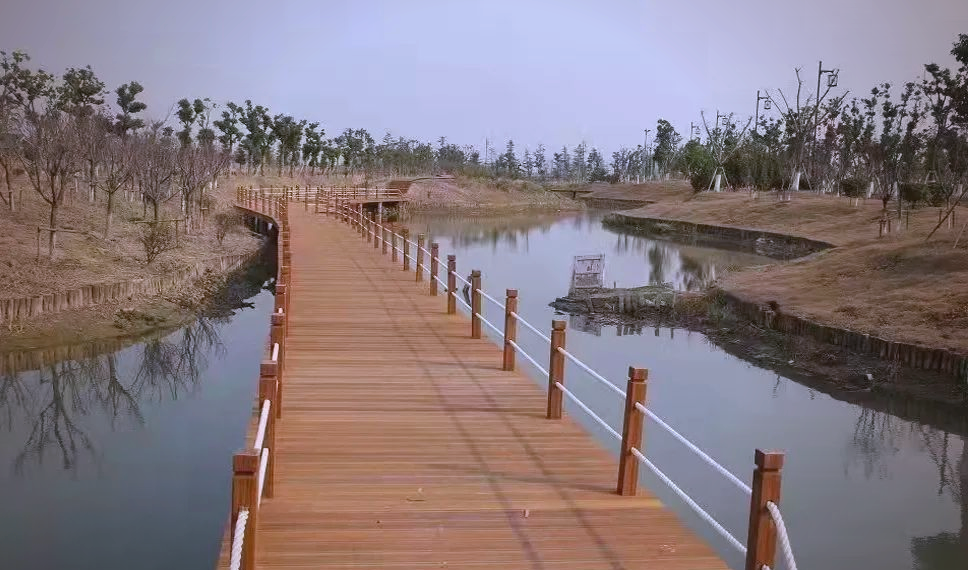 南阳防腐木栈道与水上平台:打造自然美景与坚固耐久的休闲胜地