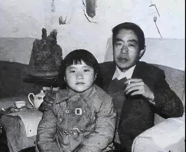 贾平凹娶小17岁护士,新婚当天,提了个过分要求,妻子含泪:好!