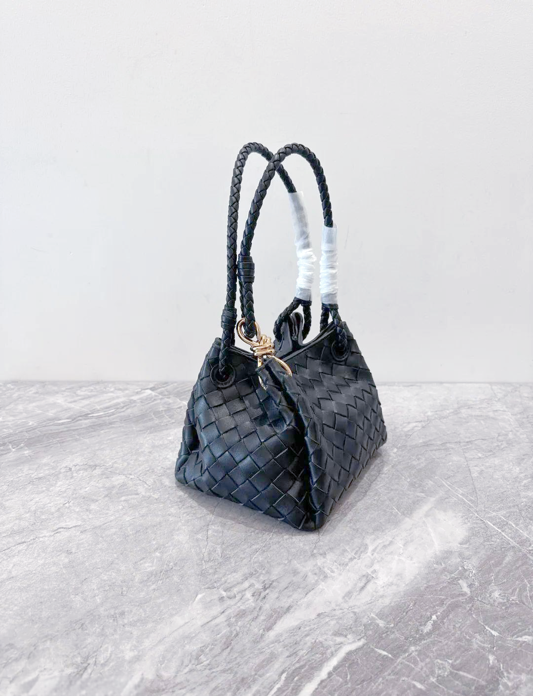 明星同款手袋来袭,葆蝶家降落伞包引领低调风潮