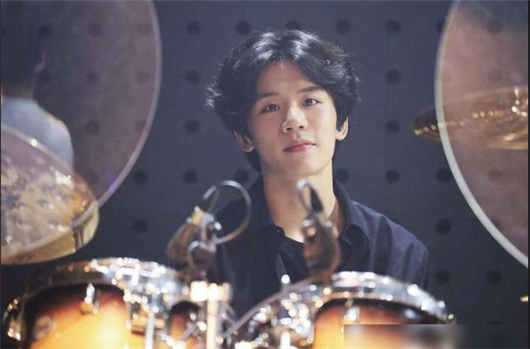 六星鼓手胡宇桐,一直被梦想守护着,最大的愿望是组乐队
