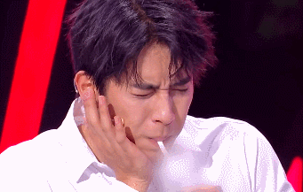 陈若轩展示肌肉做俯卧撑,秀技巧翻车脸先着地,下巴受伤表情失控