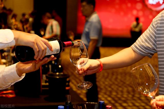 成语"折冲樽俎",为什么比喻在酒宴中制敌取胜?