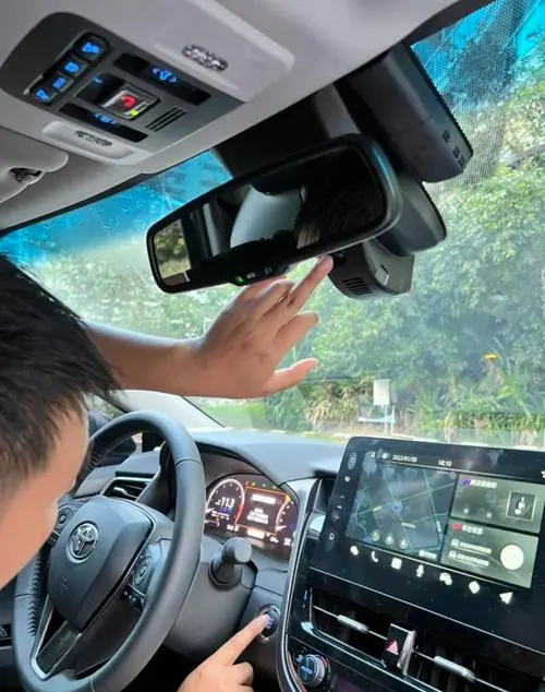 丰田凯美瑞原装行车记录仪效果怎样?还需要换吗?