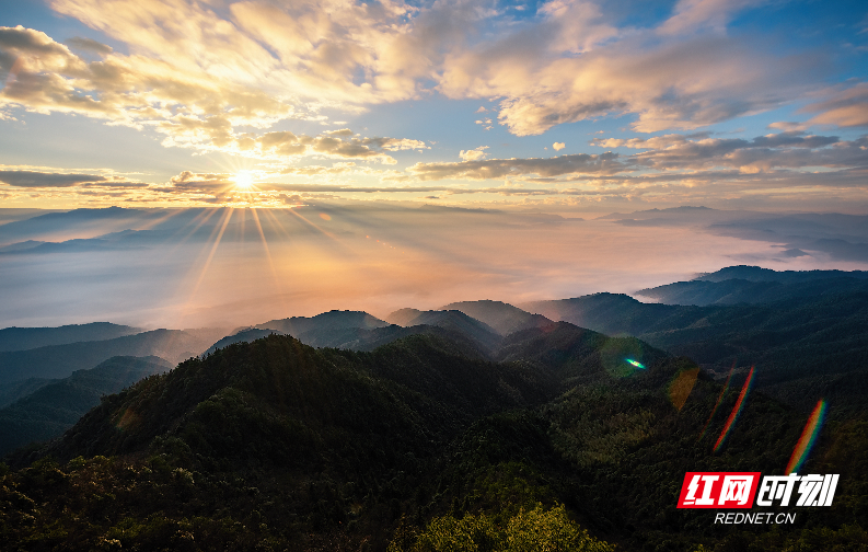炎陵笔架峰:云卷云舒间旭日东升