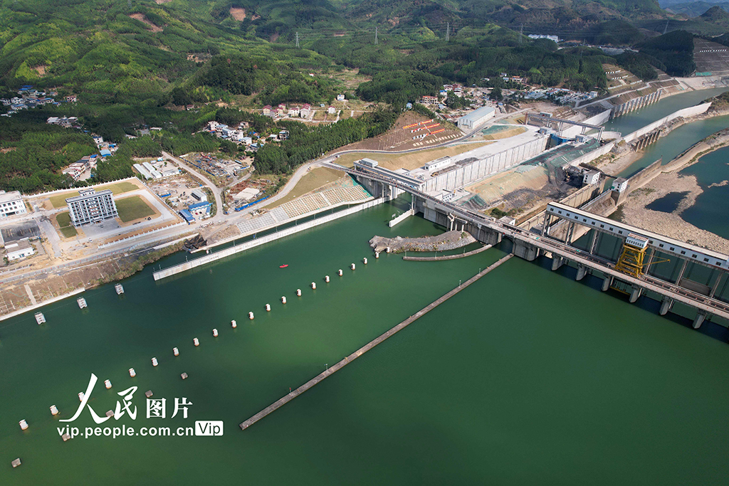 广西柳州:红花水电站二线船闸建成通航