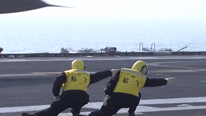 航母甲板上的七色马甲对应什么战位?硬核科普来了