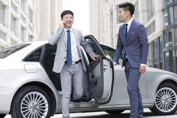 坐领导车接人,坐错位置被斥"不识抬举",乘车礼仪你知道多少