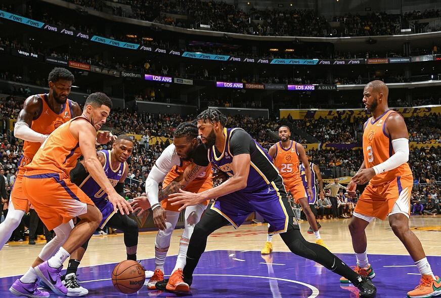 "湖人有球队方面以及篮球技战术方面的问题,但是霍华德和浓眉哥的动手