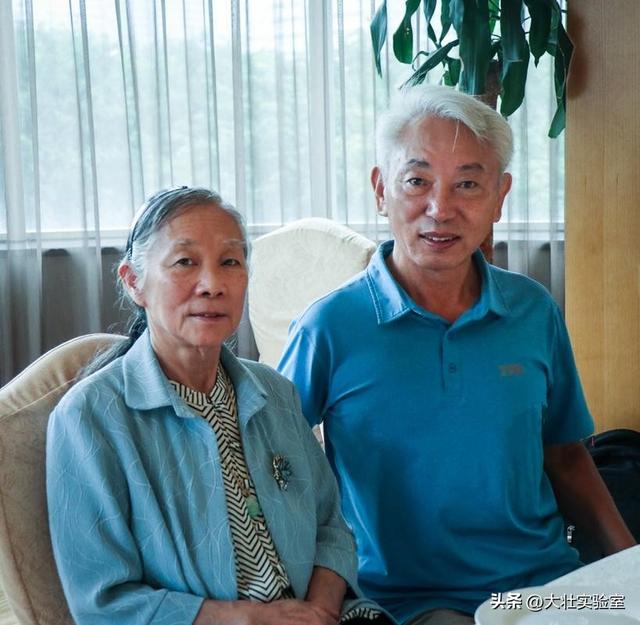 林豆豆丈夫张清林,赴温都尔汗祭奠岳父的留影,只为完成妻子心愿