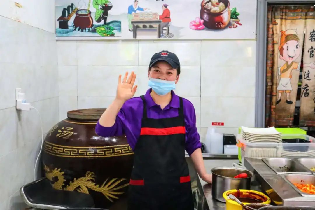 最趁手的舞台道具锅碗瓢盆是他们的绚丽舞台方寸厨台,食堂的叔叔阿姨