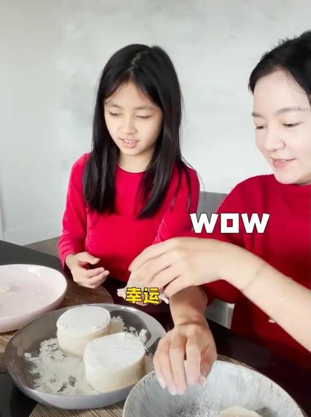 阿雅女儿罕见露面,鹅蛋脸气质独特随母姓,长相被指神似活佛爸爸