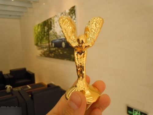 劳斯莱斯小金人纯金吗